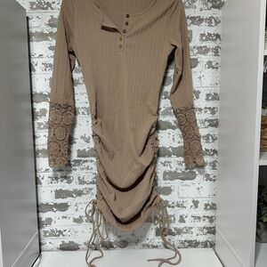 Women's Ruched Lace-Sleeve Long Sleeve Dress - Tan